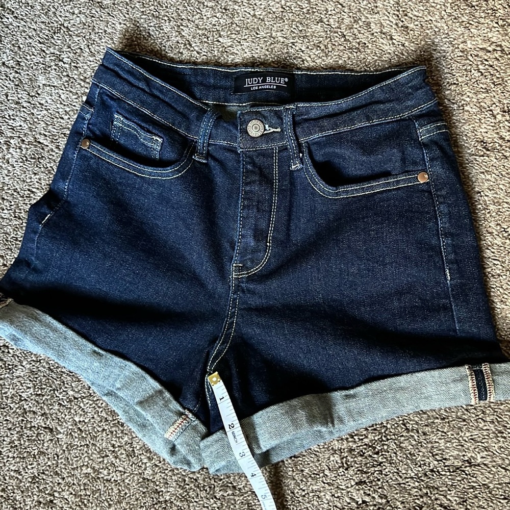 JUDY BLUE TUMMY CONTROL HIGH RISE MOISTURE CONTROL DARK WASH SHORTS - Small